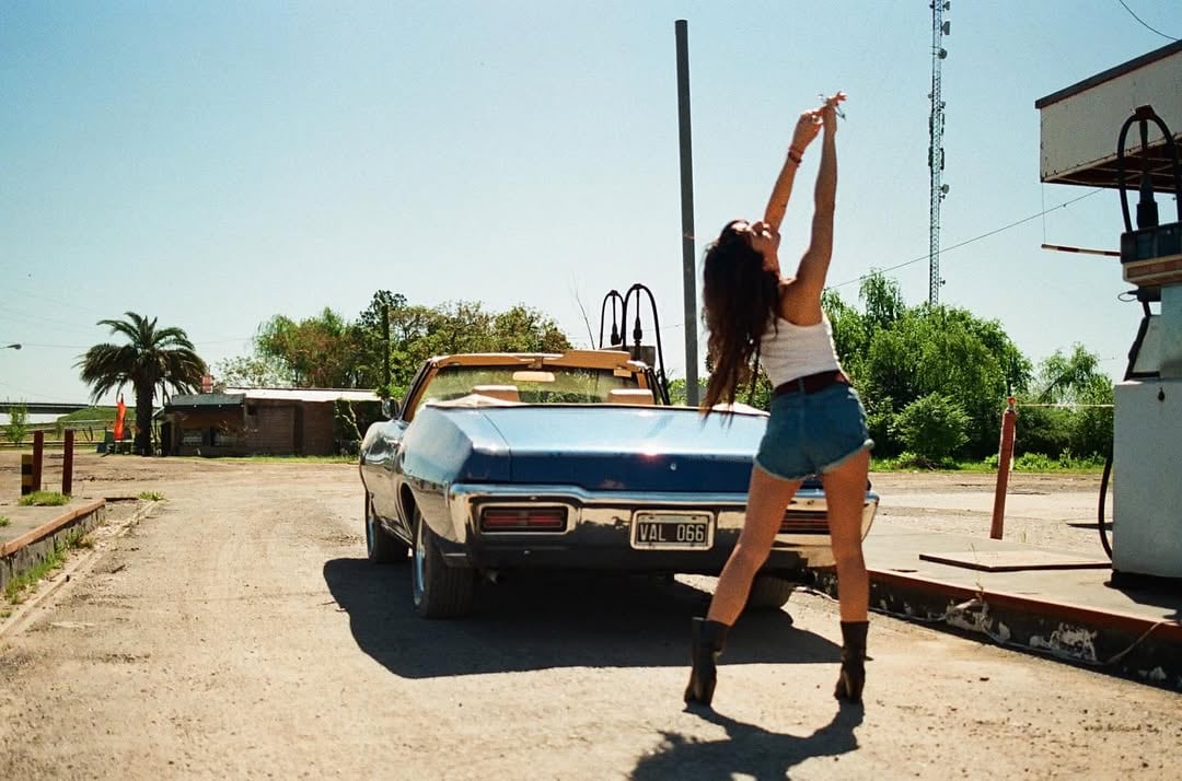 Gime Accardi compartió una producción de fotos muy audaz y sorprendió con el short denim más diminuto de la temporada