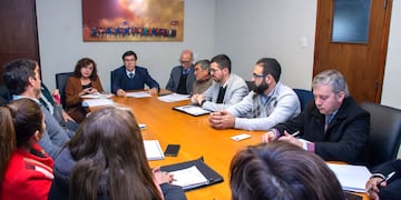 La ministra de Educación, Mirian Serrano, y su par de Hacienda y Finanzas, Federico Cardozo, encabezaron este jueves la reunión con los sindicatos que representan a los docentes de Jujuy.