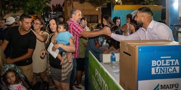 En las fiestas distritales de Maipú se enseña el correcto uso de la boleta única.