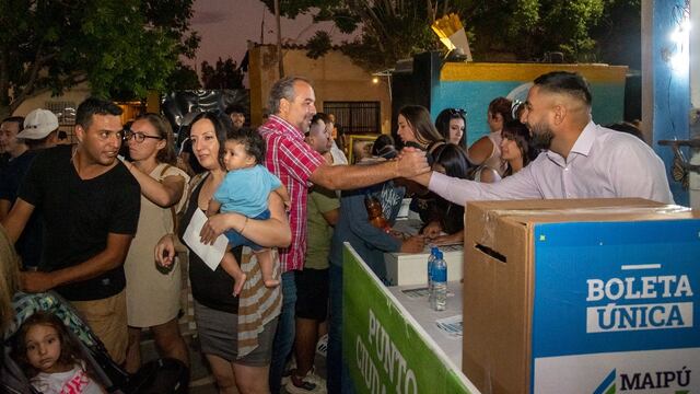 En las fiestas distritales de Maipú se enseña el correcto uso de la boleta única.