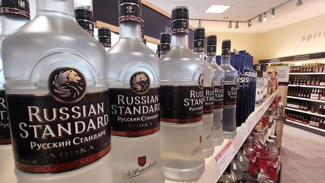 Licorerías de Canadá y Estados Unidos dejan de vender vodka ruso.