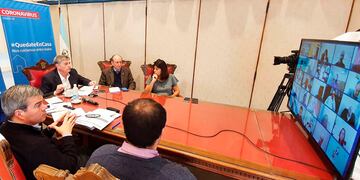 Ziliotto junto a sus funcionarios, durante el encuentro por zoom con los intendentes (El Diario)