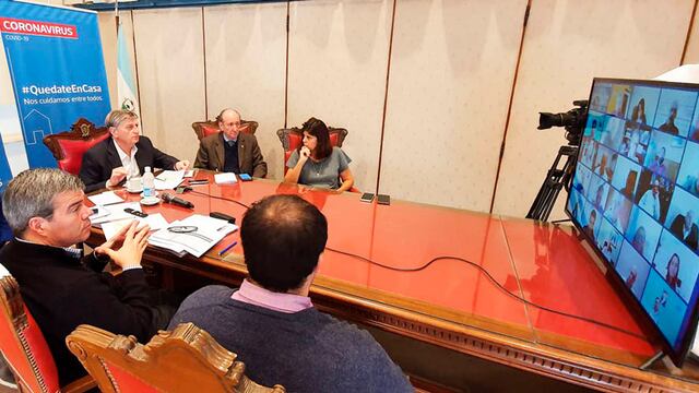 Ziliotto junto a sus funcionarios, durante el encuentro por zoom con los intendentes (El Diario)