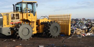 El Municipio adquirió una topadora que realizará trabajos en el basural.