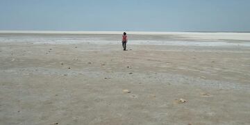 Las bajantes de la laguna forman extensas salinas.
