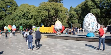 Huevos gigantes serán pintados por artistas en la plaza Independencia.