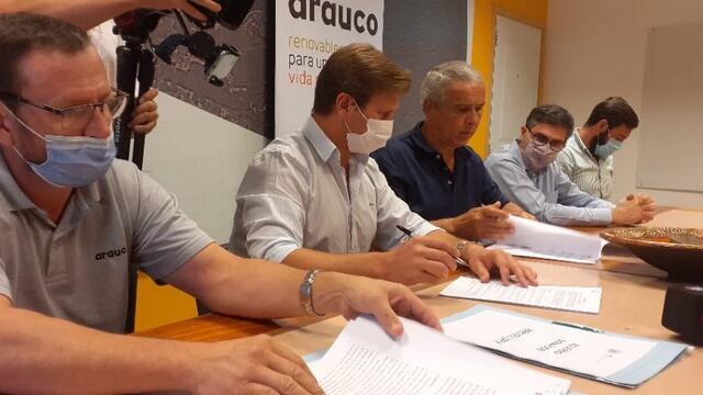 Firma de convenio por obras en el acceso a Puerto Piray.