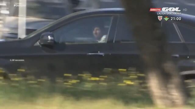 La Pulga, que no fue convocado por Koeman para visitar a Dinamo Kiev, le clavó feo los ojos a un simpatizante que le dijo algo que no le gustó a la salida del entrenamiento.