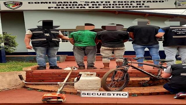 Detienen a varios individuos por robo en Salto Encantado.