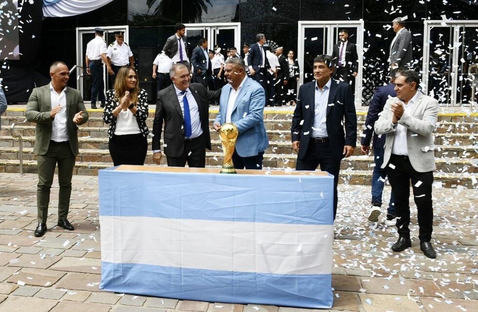 La Copa del Mundo fue recibida por el vicegobernador Osvaldo Jaldo