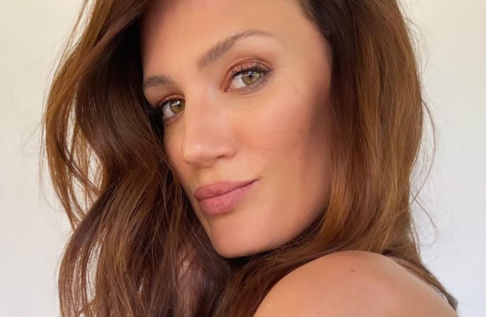 Paula Chaves lució un look otoñal cargado de sensualidad: vestido de terciopelo y bucaneras