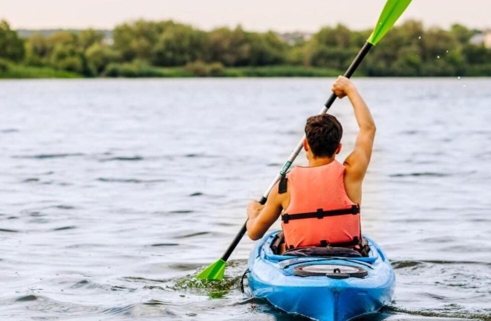 Seguridad en el mar: recomendaciones y cuidados para navegar en kayak durante el verano