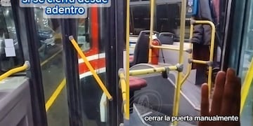 Cómo hacen los choferes del colectivo para cerrar la puerta y bajarse del vehículo.
