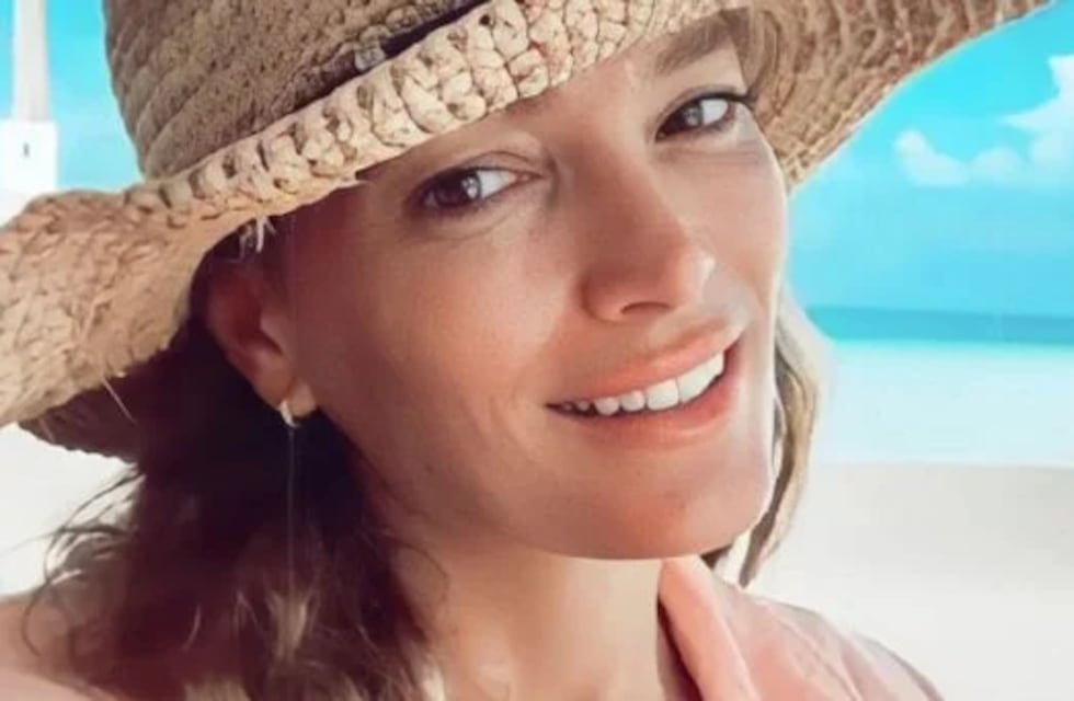 Desde la Costa Amalfitana de Italia, Claudia Albertario hizo un jugado clavado en microbikini