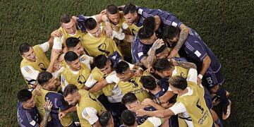 El equipo de Lionel Scaloni tras la clasificación.