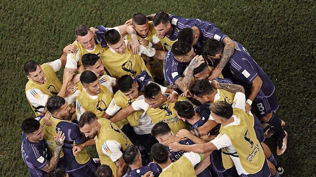 El equipo de Lionel Scaloni tras la clasificación.