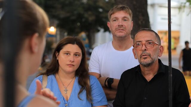 Juan Scavino y equipo, dialogando con los vecinos