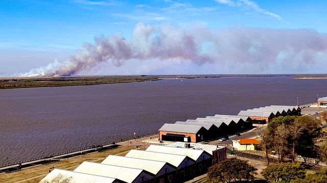 Humo en las islas. (@MauroYasprizza)