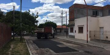 Trabajadores municipales realizan tareas de bacheo en Punta Alta