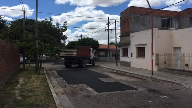 Trabajadores  municipales realizan tareas de bacheo en Punta Alta