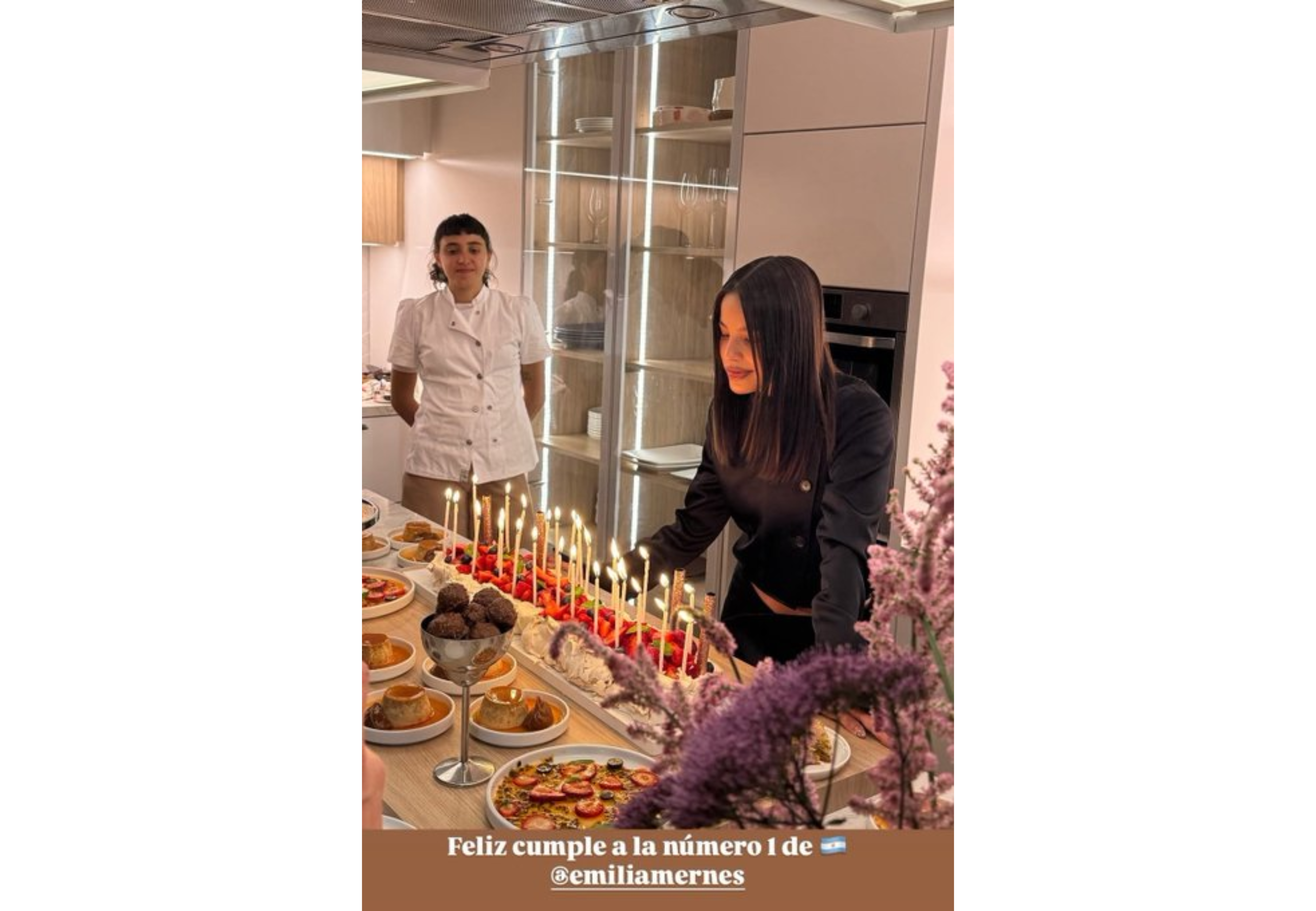 La cantante ofreció una gran mesa dulce.
