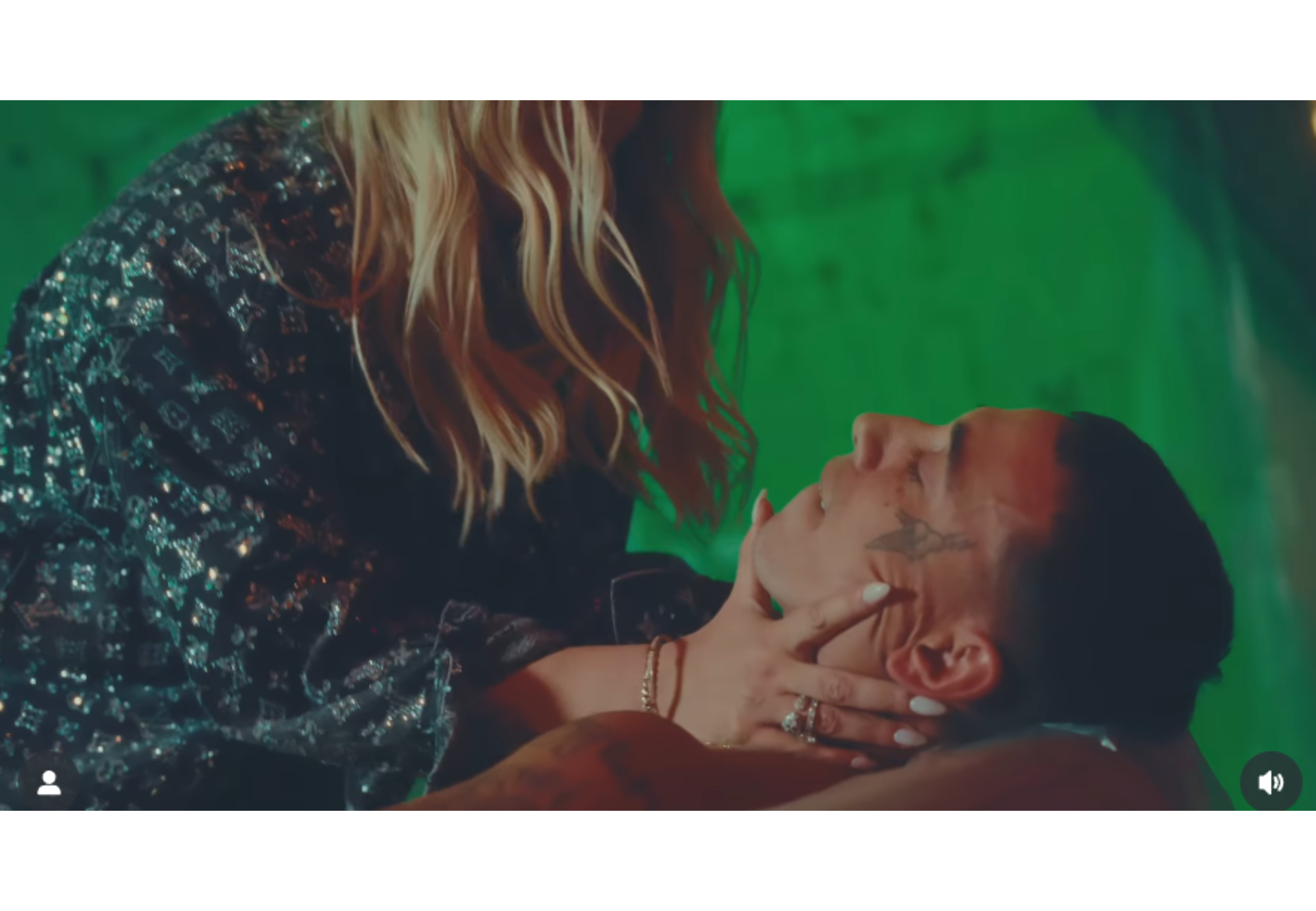 La famosa tiene varias escenas hots en el video.