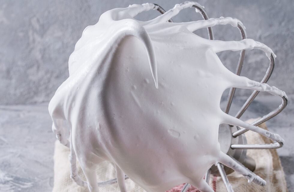 Cómo hacer el mejor merengue suizo con solo 2 ingredientes: la receta que te va a salvar todos los postres