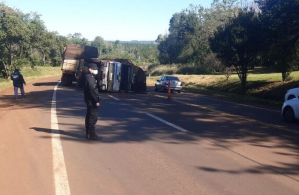 Camión que transportaba madera volcó en Eldorado