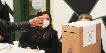 Votacion Paso 2021 en Argentina, gente votando , protocolo , celular , covid Foto Federico Lopez Claro