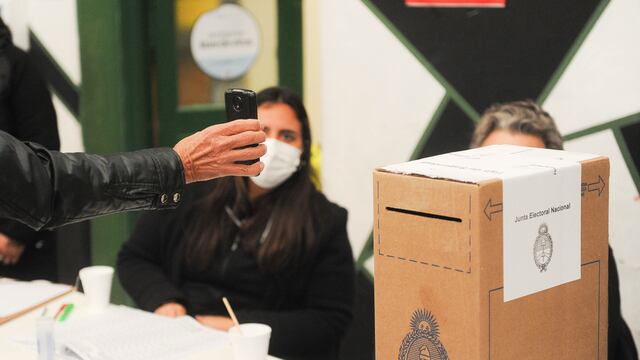 Votacion Paso 2021 en Argentina ,  Escuela primaria Numero 4 de Palermo , gente votando , protocolo , celular , covid Foto Federico Lopez Claro