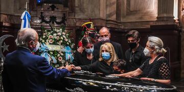 Durante la madrugada, se cerraron las puertas al público y solo la familia estuvo en la despedida. (Foto: Gentileza/Clarín)