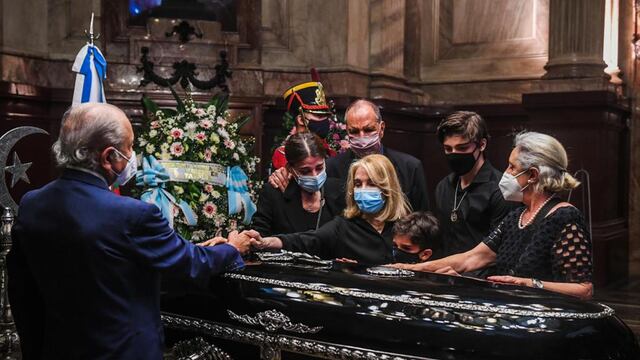 Durante la madrugada, se cerraron las puertas al público y solo la familia estuvo en la despedida. (Foto: Gentileza/Clarín)