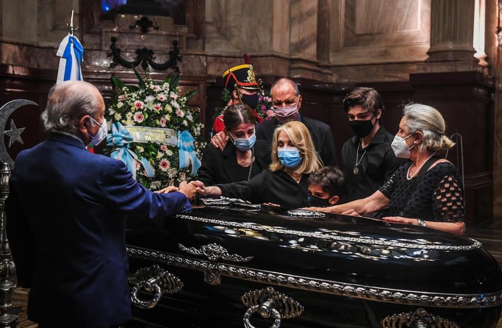 El velatorio de Carlos Menem en el Senado cerró sus puertas y el cortejo lo traslada hacia el cementerio