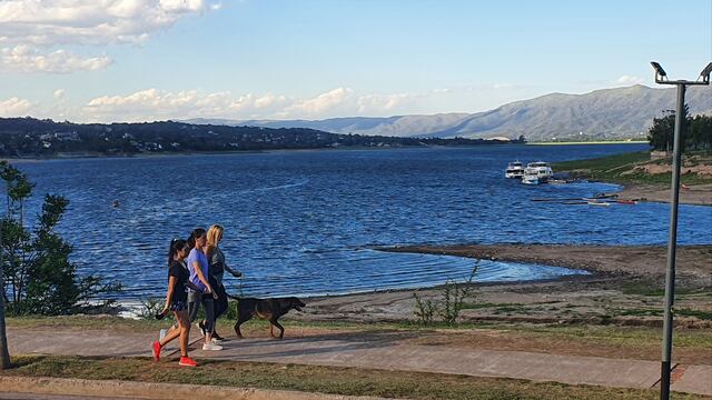 A la vera del lago San Roque en Carlos Paz, una de los primeras tardes de este verano 2020. (Foto: VíaCarlosPaz).