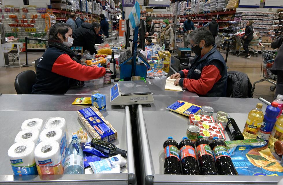 Las medidas que impulsa el Gobierno para frenar la inflación: Precios Justos, paritarias y una suba de hasta el 60%