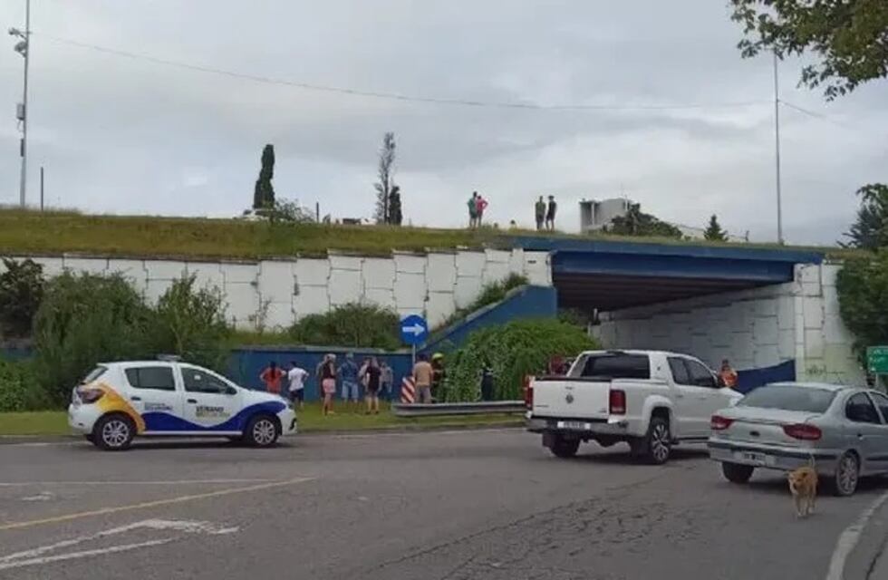 Grave accidente en Villa Carlos Paz: dos hermanos cayeron al vacío desde un puente este fin de semana