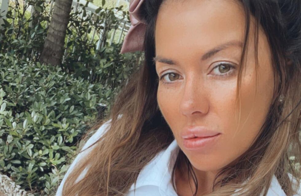 Karina Jelinek posó “jugando con el espejo” de espaldas y sin corpiño