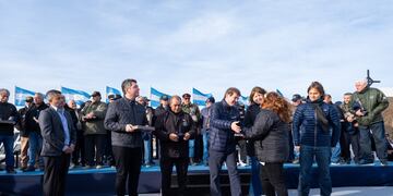 Gustavo Melella encabezó el acto donde se entregaron distinciones a veteranos y familiares de fallecidos en Malvinas en Río Grande.