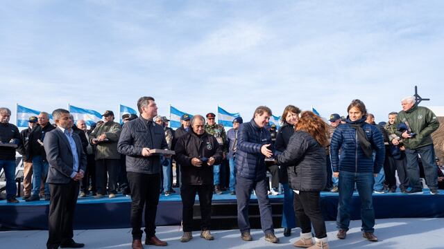 Gustavo Melella encabezó el acto donde se entregaron distinciones a veteranos y familiares de fallecidos en Malvinas en Río Grande.
