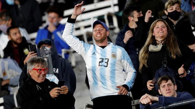 Los hinchas de la Selección Argentina ovacionaron a Diego Maradona.