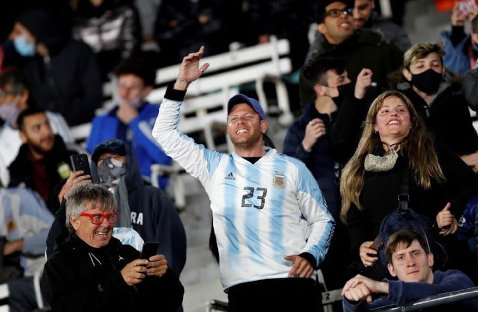 Selección Argentina: ovacionaron a Diego Maradona en el minuto 10 contra Uruguay