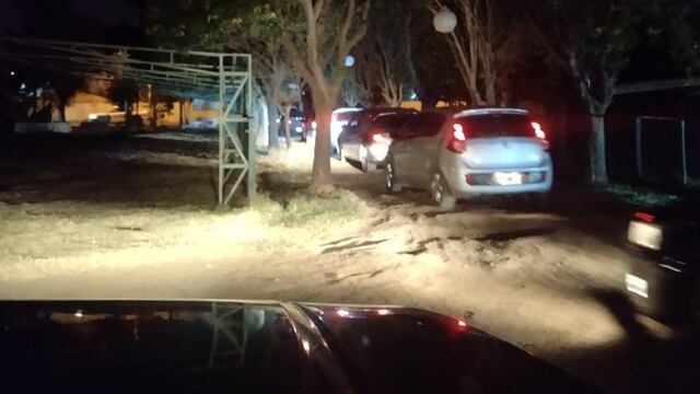 Había más de 100 vehículos en las afueras del domicilio en Las Flores II (La Voz).