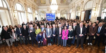 El gobernador destacó que “la educación es una verdadera política de Estado” y que Tucumán lidera la incorporación de IA en el aula.