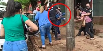 El momento en que la menor era llevada a las fuerzas del juzgado