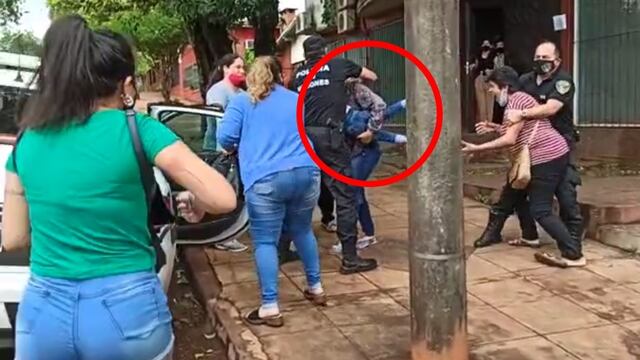 El momento en que la menor era llevada a las fuerzas del juzgado