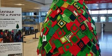 El arbolito de Navidad en el Centro Cívico fue realizado por Travesía punto por punto.