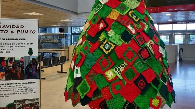 El arbolito de Navidad en el Centro Cívico fue realizado por Travesía punto por punto.