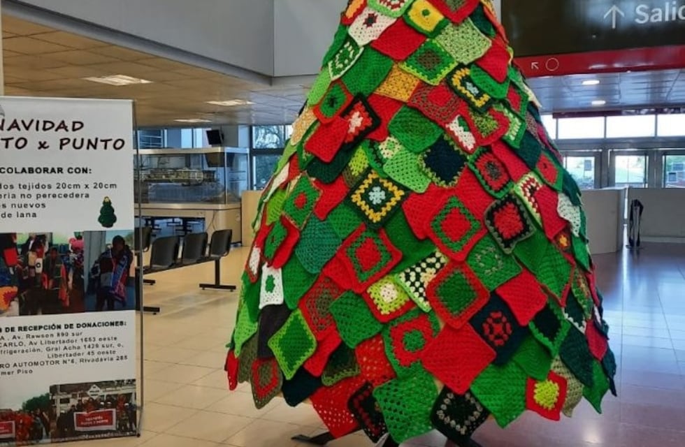 Por el Día del Voluntario, tejieron un árbol de Navidad en el Centro Cívico