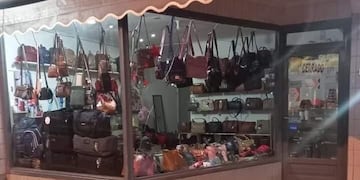 Vandalismo en Eldorado: jóvenes rompieron vidrieras de comercios a la salida de un boliche.
