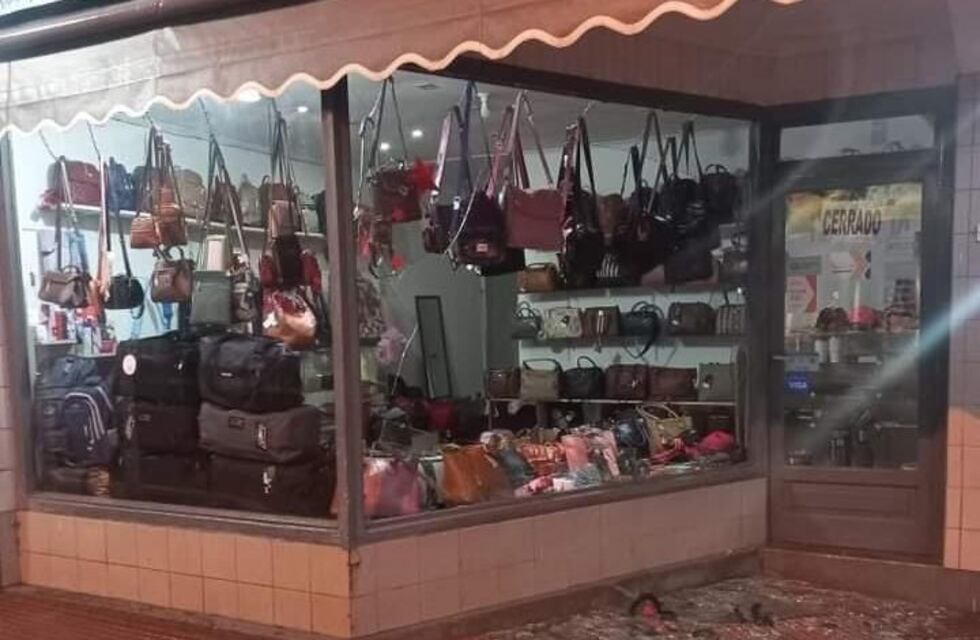 Vandalismo en Eldorado: jóvenes rompieron vidrieras de comercios a la salida de un boliche